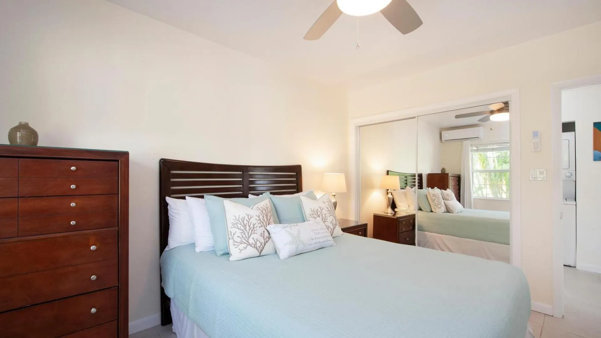 Semesterbostad Snug Harbour View Condo #6 George Town