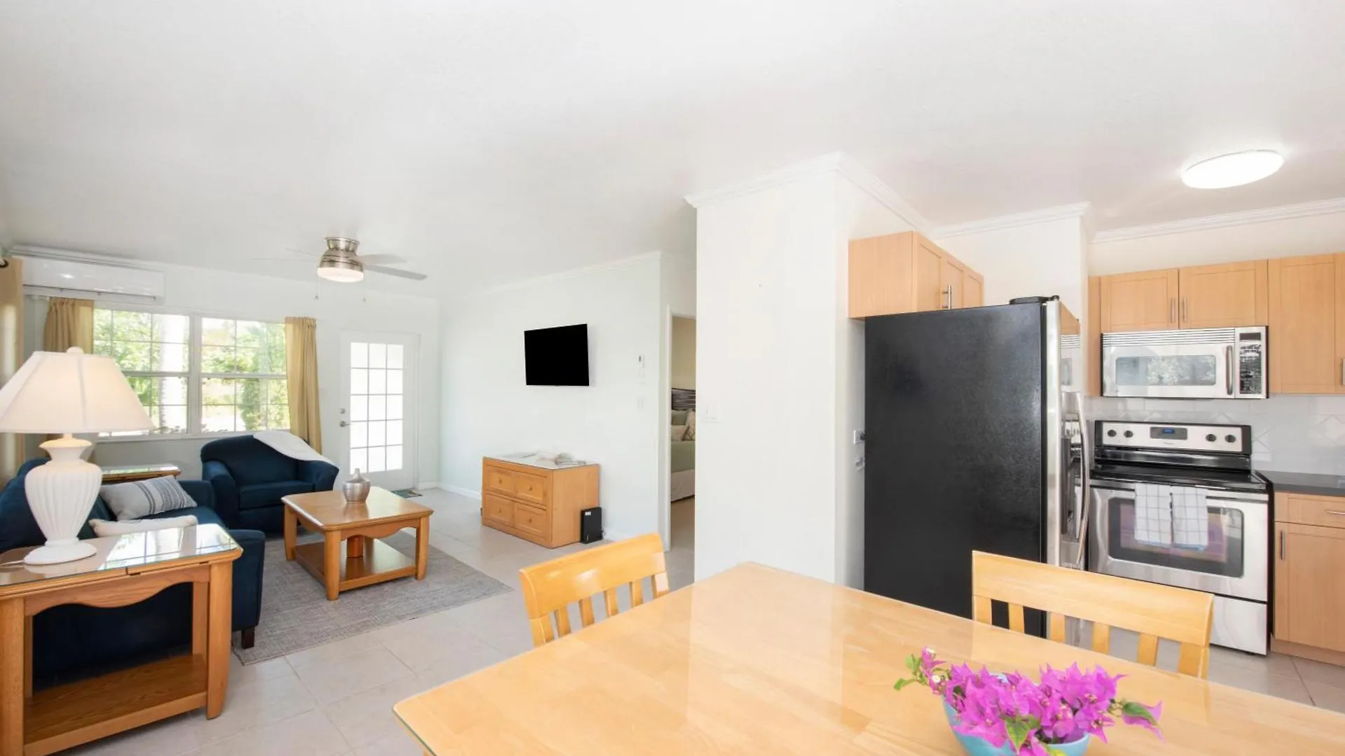 Semesterbostad Snug Harbour View Condo #6 George Town