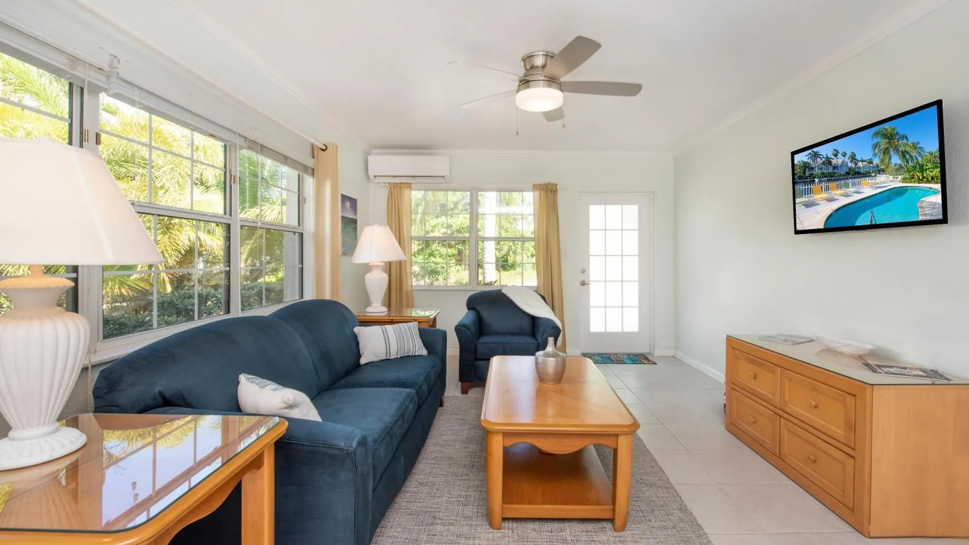 Semesterbostad Snug Harbour View Condo #6 George Town