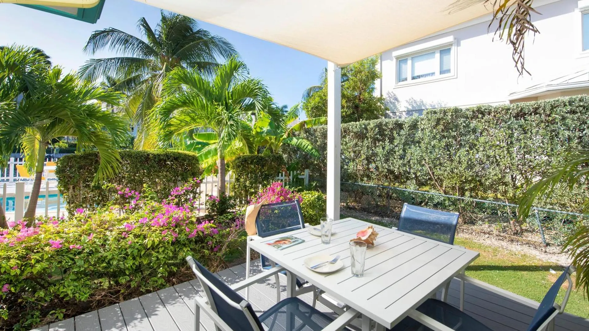Semesterbostad Snug Harbour View Condo #6 George Town